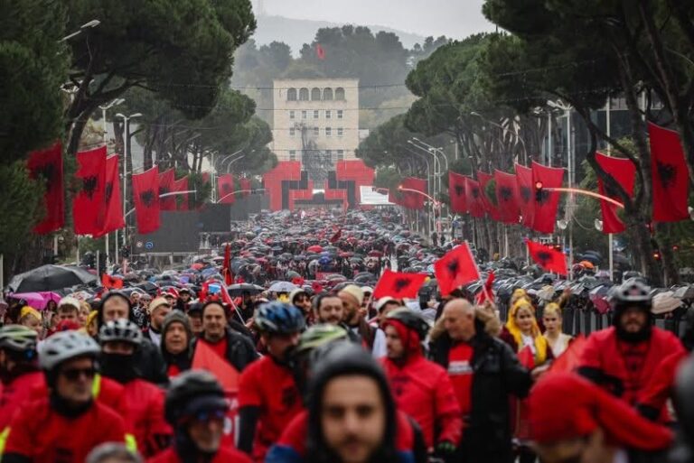 Festa e Pavarësisë / Detaje nga parada e madhe më 28 Nëntor në Tiranë